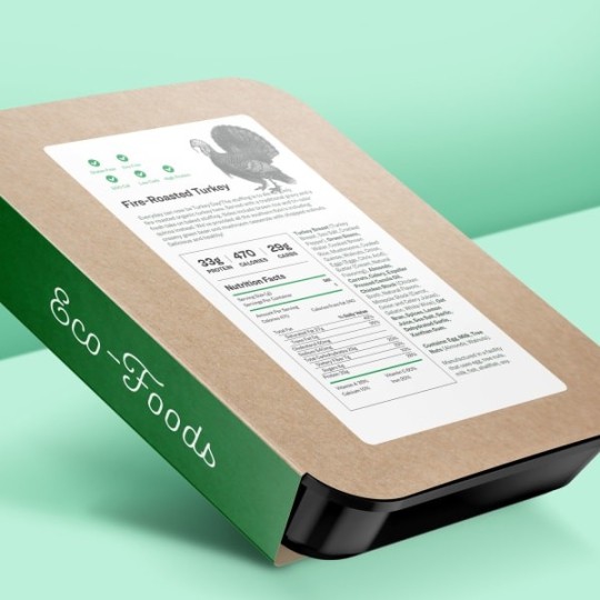 Brązowa paczka organicznego jedzenia z białą etykietą informacyjną oraz białym napisem Eco-Foods na zielonym tle na boku paczki, całość na turkusowym tle