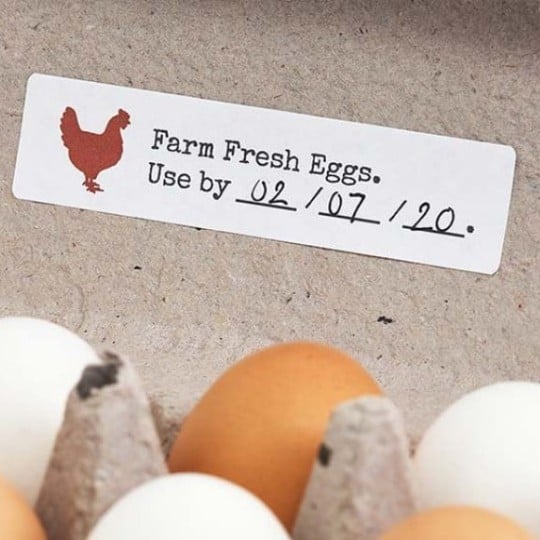 Wytłaczanka pełna jajek z prostokątną naklejką z napisem Fars Fresh Eggs Use by 02/07/20
