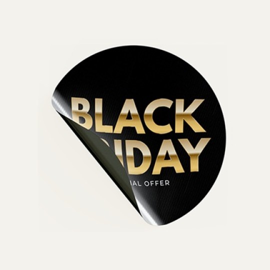 Czarna naklejka z napisem Black Friday w złotym kolorze, tekstem specjalna oferta