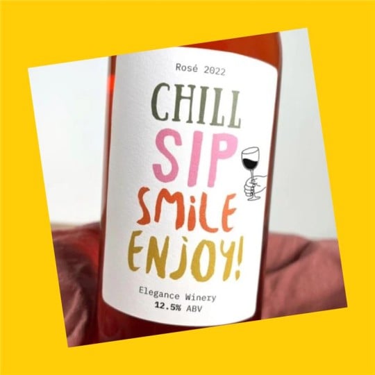 Etykieta butelki wina różowego Rosé 2022 z napisem: „CHILL SIP SMILE ENJOY!”, Elegance Winery, 12.5% ABV.