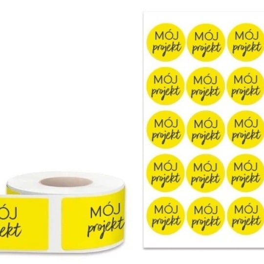 Zdjęcie produktowe przedstawiające żółte naklejki z napisem „MÓJ projekt”. Po lewej stronie znajduje się rolka z prostokątnymi naklejkami samoprzylepnymi. Po prawej stronie widać arkusz z dwudziestoma okrągłymi naklejkami ułożonymi w siatce.