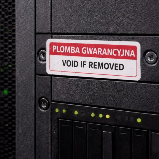 Plomba gwarancyjna typu VOID naklejona na obudowie serwera. Po próbie odklejenia na etykiecie i powierzchni pojawia się napis „VOID”.
