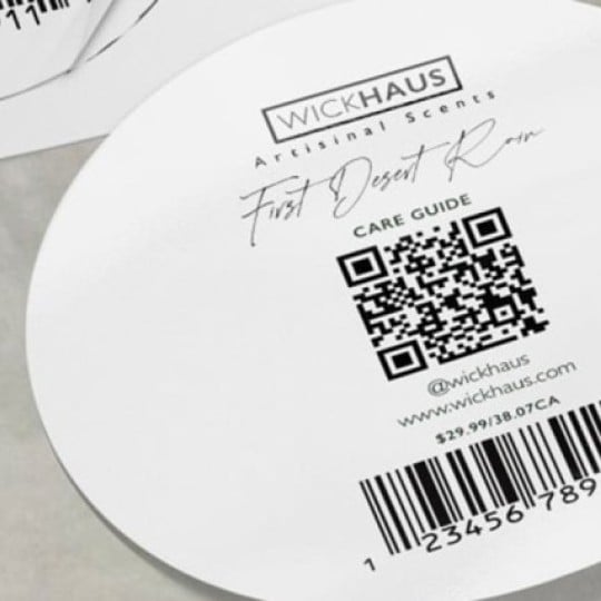 Okrągła, biała etykieta produktu marki Wickhaus z kodem QR, kodem kreskowym i informacjami o produkcie.