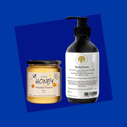Prezentacja dwóch produktów kosmetycznych na niebieskim tle: słoik miodu z etykietą 'German Honey' oraz butelka z pompką balsamu do ciała 'Bodylotion' z dokładnym opisem składu i sposobu użycia.