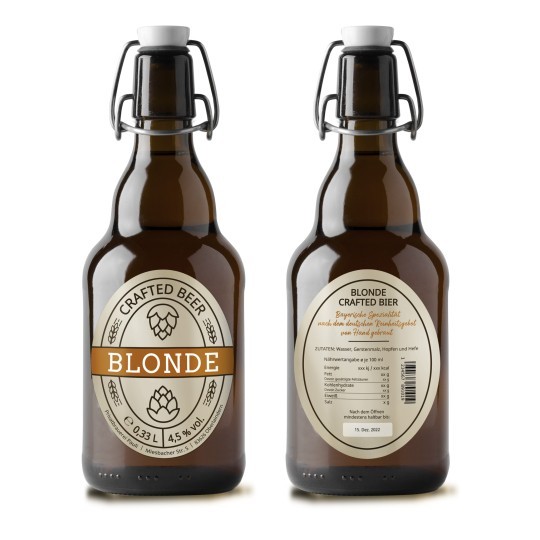 Dwie brązowe butelki piwa z zamknięciem pałąkowym na białym tle. Przednia etykieta ma napis "Crafted Beer Blonde", a tylna zawiera skład i informacje o produkcie.