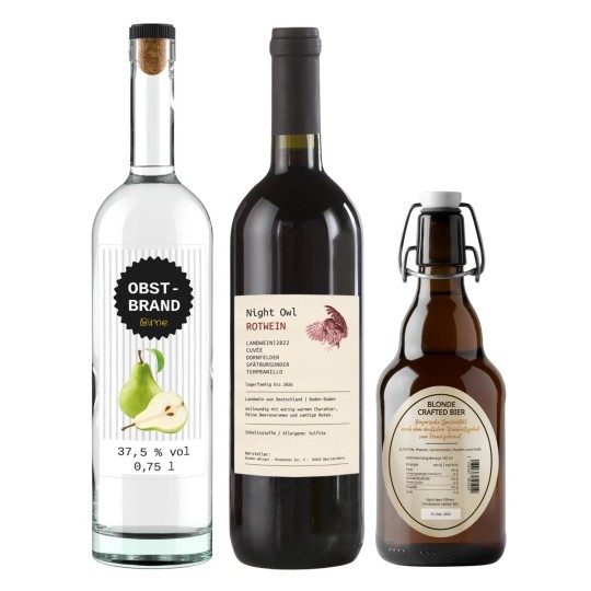 Trzy różne butelki alkoholu na białym tle: przezroczysta butelka wódki owocowej 'Obst-Brand', butelka czerwonego wina 'Night Owl Rotwein' i brązowa butelka piwa 'Blonde Crafted Beer' z zamknięciem pałąkowym.