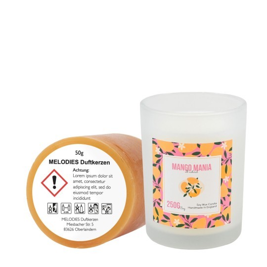 Świeca zapachowa 'Mango Mania' w matowym, białym szkle obok pomarańczowej świecy bez opakowania z etykietą ostrzegawczą i informacjami o produkcie.