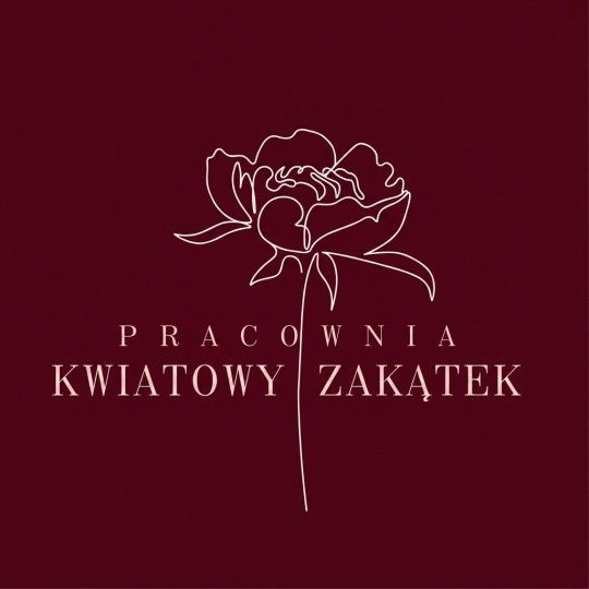 Eleganckie logo Pracowni Kwiatowy Zakątek. Na bordowym tle widnieje biała, konturowa grafika kwiatu (piwonii), którego łodyga przechodzi w dół, rozdzielając nazwę firmy.