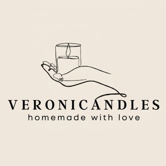 Logo Veronica Candles: minimalistyczny rysunek dłoni trzymającej zapaloną świecę w szkle; poniżej napis „VERONICANDLES” oraz „homemade with love”