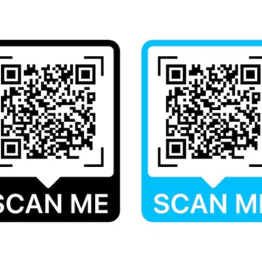 Dwie naklejki z kodem QR. Jedna jest czarna, druga niebieska. Obie zawierają ten sam kod QR oraz napis "SCAN ME" (Zeskanuj mnie) umieszczony w dymku.