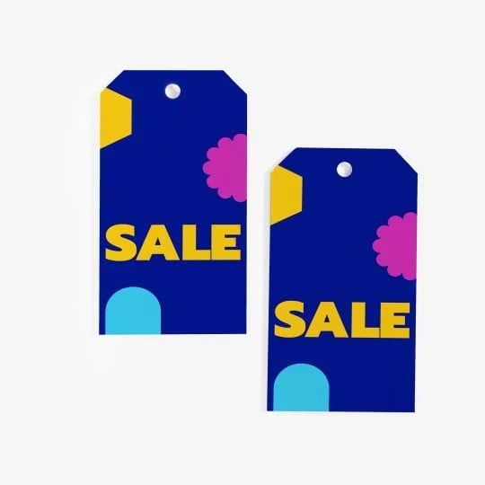 Dwie granatowe zawieszki produktowe z otworami na sznurek i żółtym napisem SALE