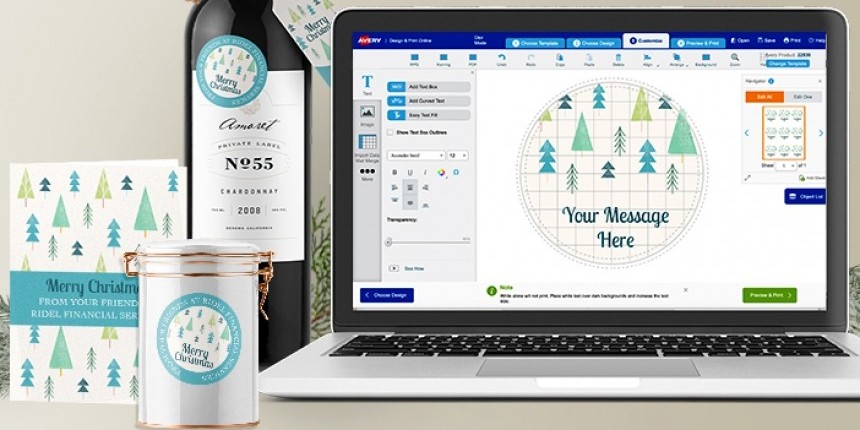 Ekran oprogramowania Avery z szablonem świątecznym oraz produkty z tymi etykietami