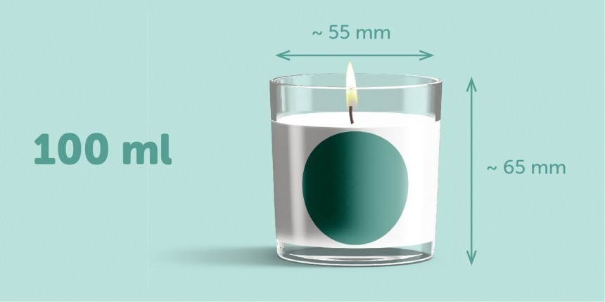 Zielona infografika świeczki w słoiku z okrągłą pustą zieloną etykietą, napisem 100 ml oraz wymiarami słoika