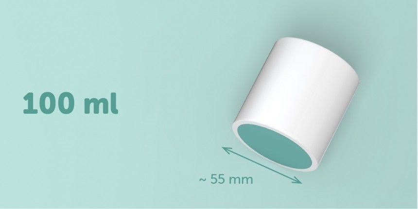 Zielona infografika leżącej świeczki w białym ceramicznym pojemniku z okrągłą pustą zieloną etykietą CLP na wieczku, napisem 100 ml oraz wymiarami słoika