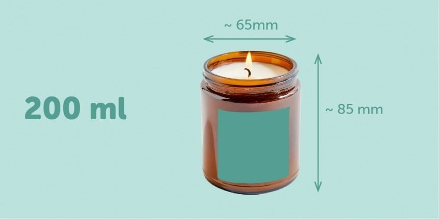 Zielona infografika świeczki w brązowym szklanym słoiku z kwadratową pustą zieloną etykietą, napisem 200 ml oraz wymiarami słoika