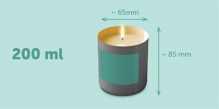 Zielona infografika świeczki w szarej metalowej puszcze z prostokątną pustą zieloną etykietą zabezpieczającą, napisem 200 ml oraz wymiarami słoika