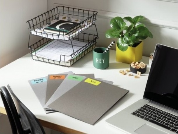 Kolorowe etykiety organizacyjne użyte do home office
