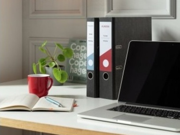 Oznaczenie segregatorów etykietami organizacyjnymi w home office