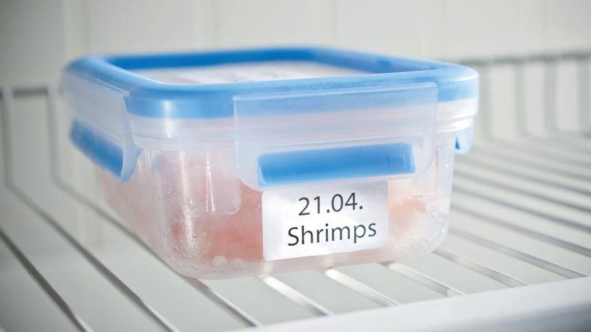 Etykieta z napisem Shrimps naklejona na plastikowy pojemnik wsadzony do lodówki