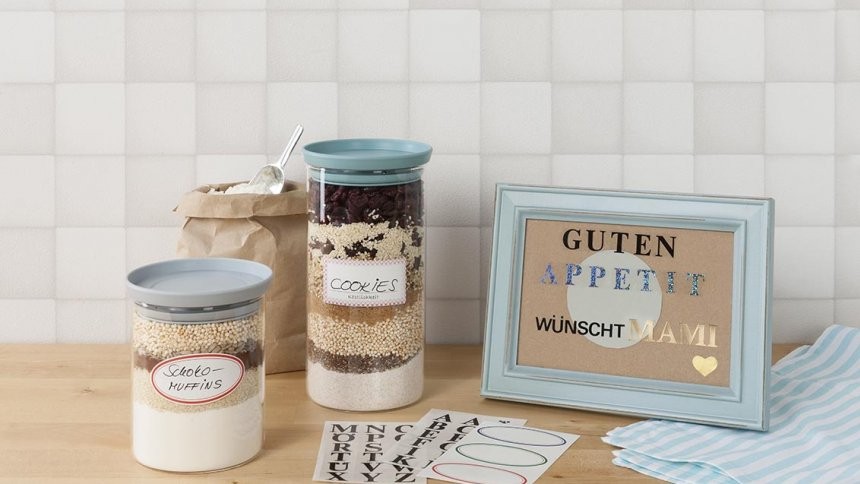 Naklejki wykorzystane na sprzęcie kuchennym, do oznaczania słoiczków i innych
