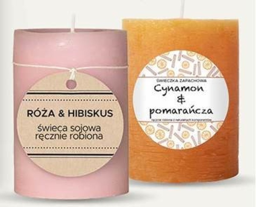Dwie świece z zawieszkami na przodzie - jedną brązową drugą białą