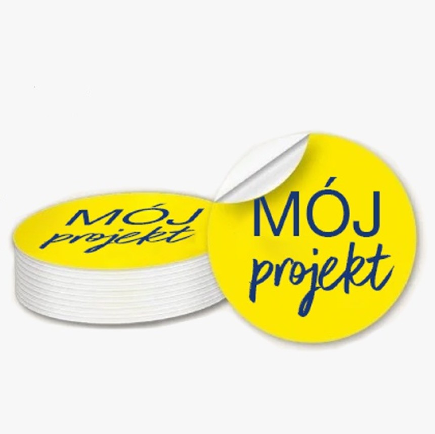 Stos pojedynczo ciętych żółtych naklejek z napisem Mój Projekt