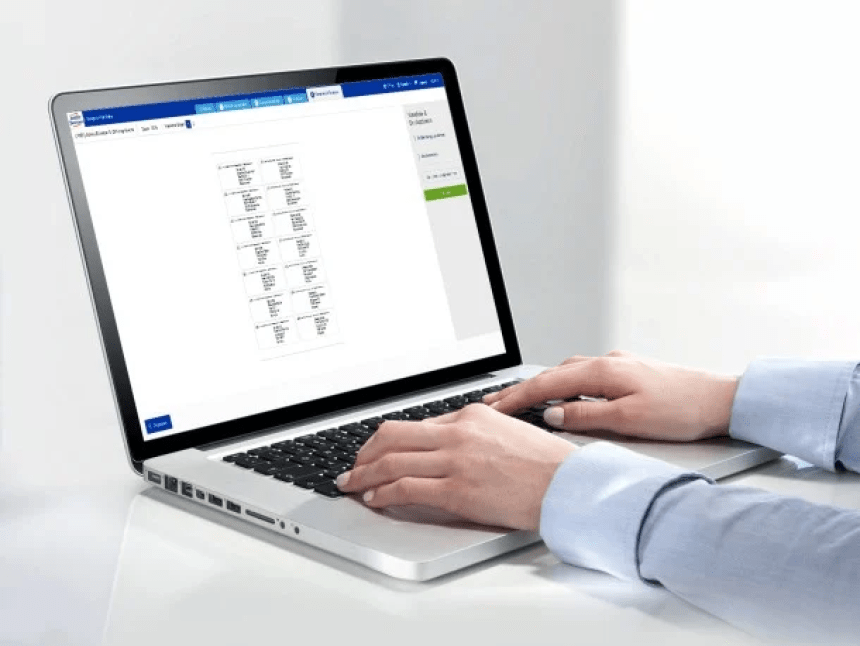 Ekran laptopa pokazujący oprogramowanie Avery Design&Print z projektowaniem korespondencji seryjnej