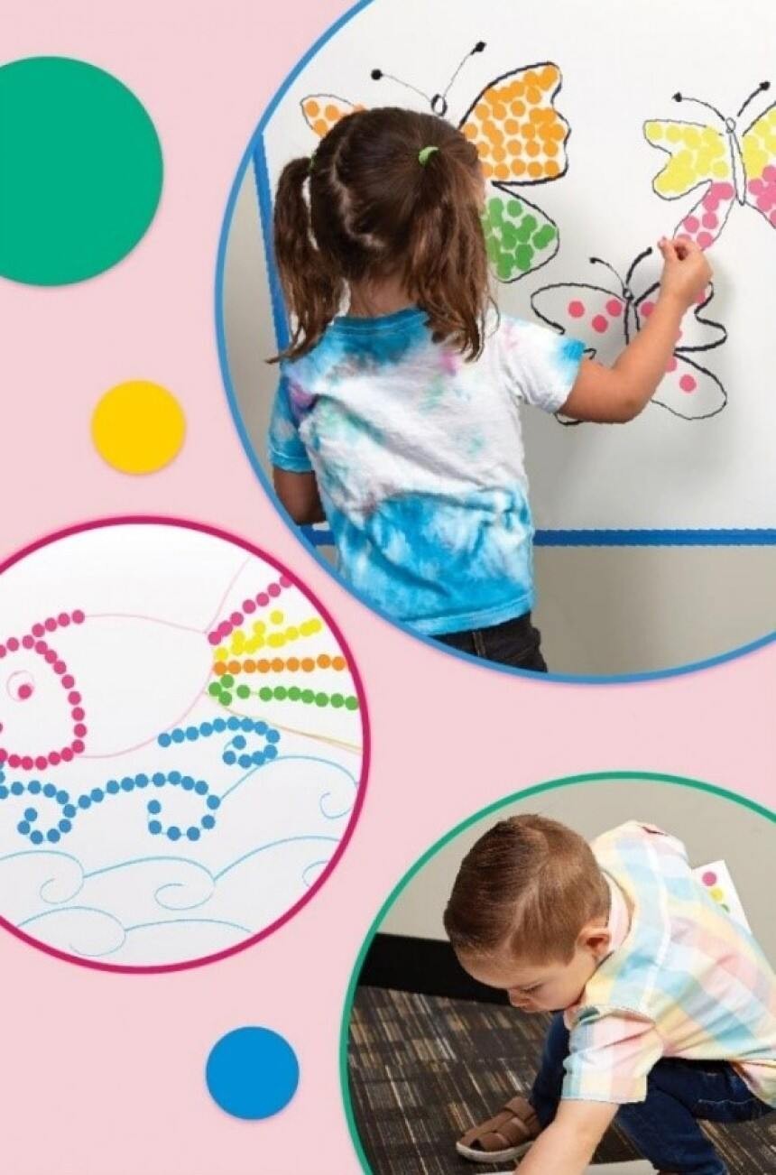 Grafika przedstawia dwójkę dzieci przyklejających kółka samoprzylepne do papierowych tablic oraz kształt ryby wyklejony z kropek samoprzylepnych