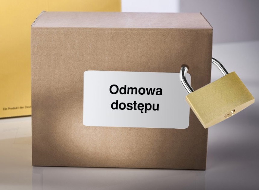 Paczka z białą naklejką z napisem odmowa dostępu oraz zapiętą kłódką na boku
