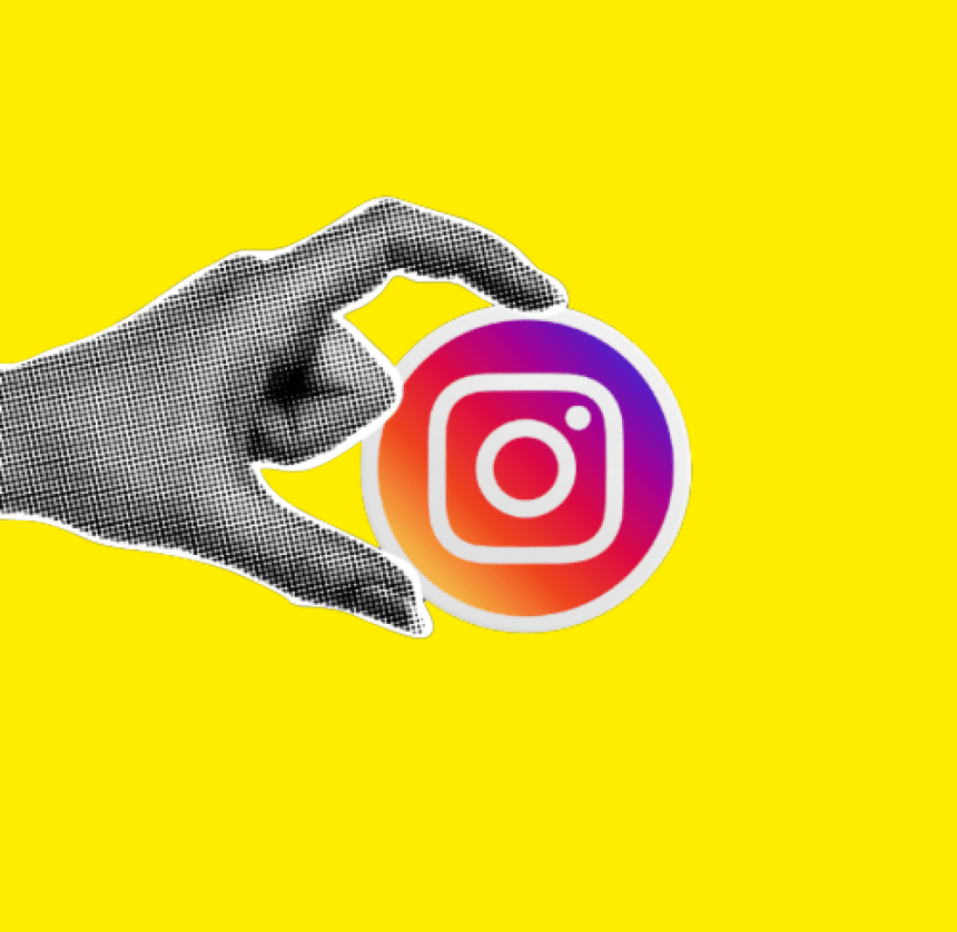 Czarnobiała dłoń na żółtym tle trzymajaca okrągłe logo Instagram między palcami