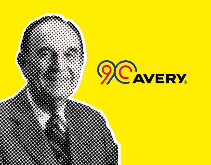 Czarnobiały Stan Avery na żółtym tle oraz napis 90 Avery Zweckform