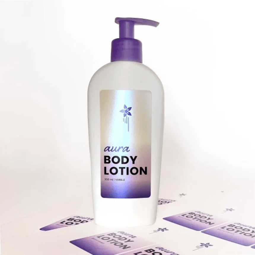 Butelka płynu do kąpieli z fioletową pompką, srebrnofioletową naklejki z efektem masy perłowej z napisem aura body lotion, położona na arkuszu naklejek