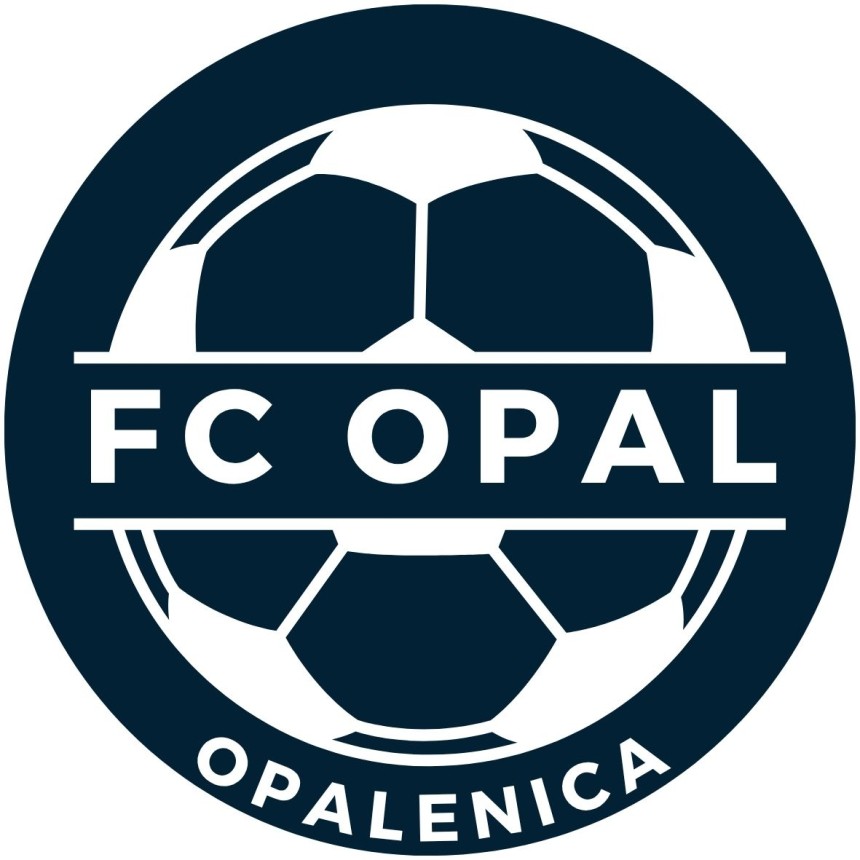 Okrągła naklejka z kształtem piłki do piłki nożnej oraz białym napisem FC Opal Opalenica