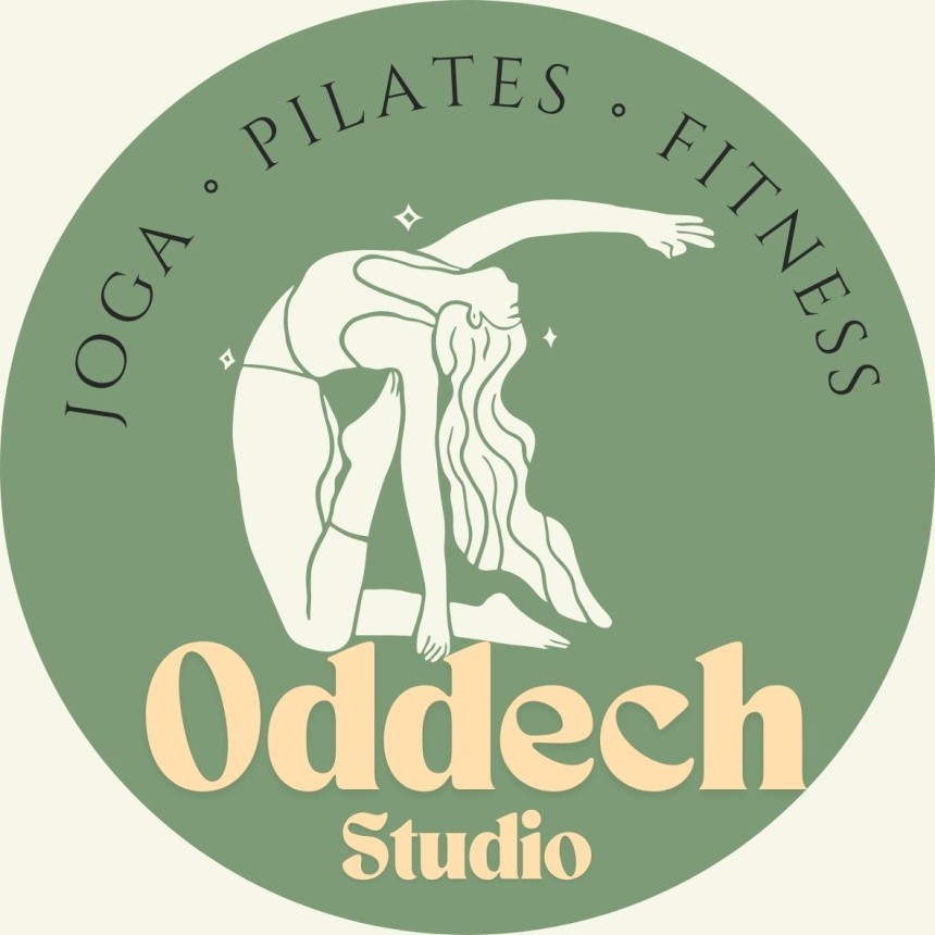 Zielona okrągła naklejka z grafiką joginki i napisem Joga Pilates Fitness Oddech Studio