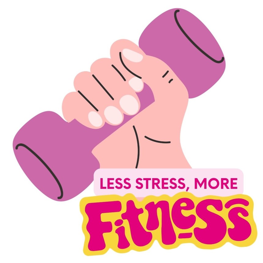 Kwadratowa naklejka z narysowaną dłonią trzymającą fioletowy hantel oraz napis Less Stress More Fitness