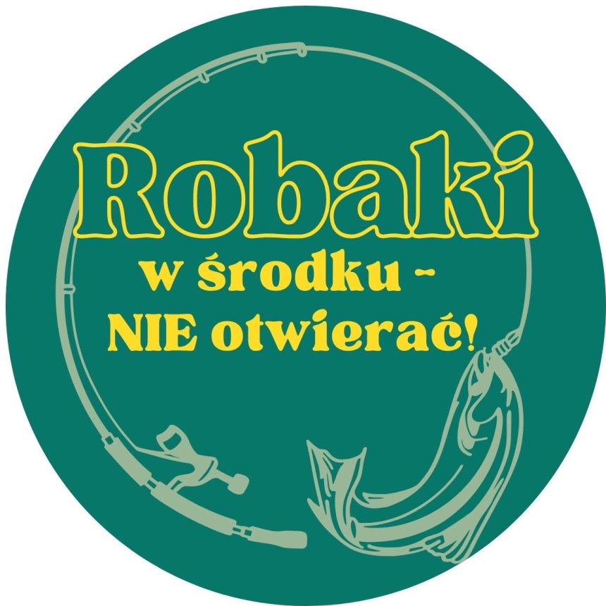 Okrągła zielona naklejka z zielonym napisem Robaki z żółtym obramowaniem oraz żółtym napisem W Środku NIE Otwierać oraz rysunkiem ryby złapanej na wędkę