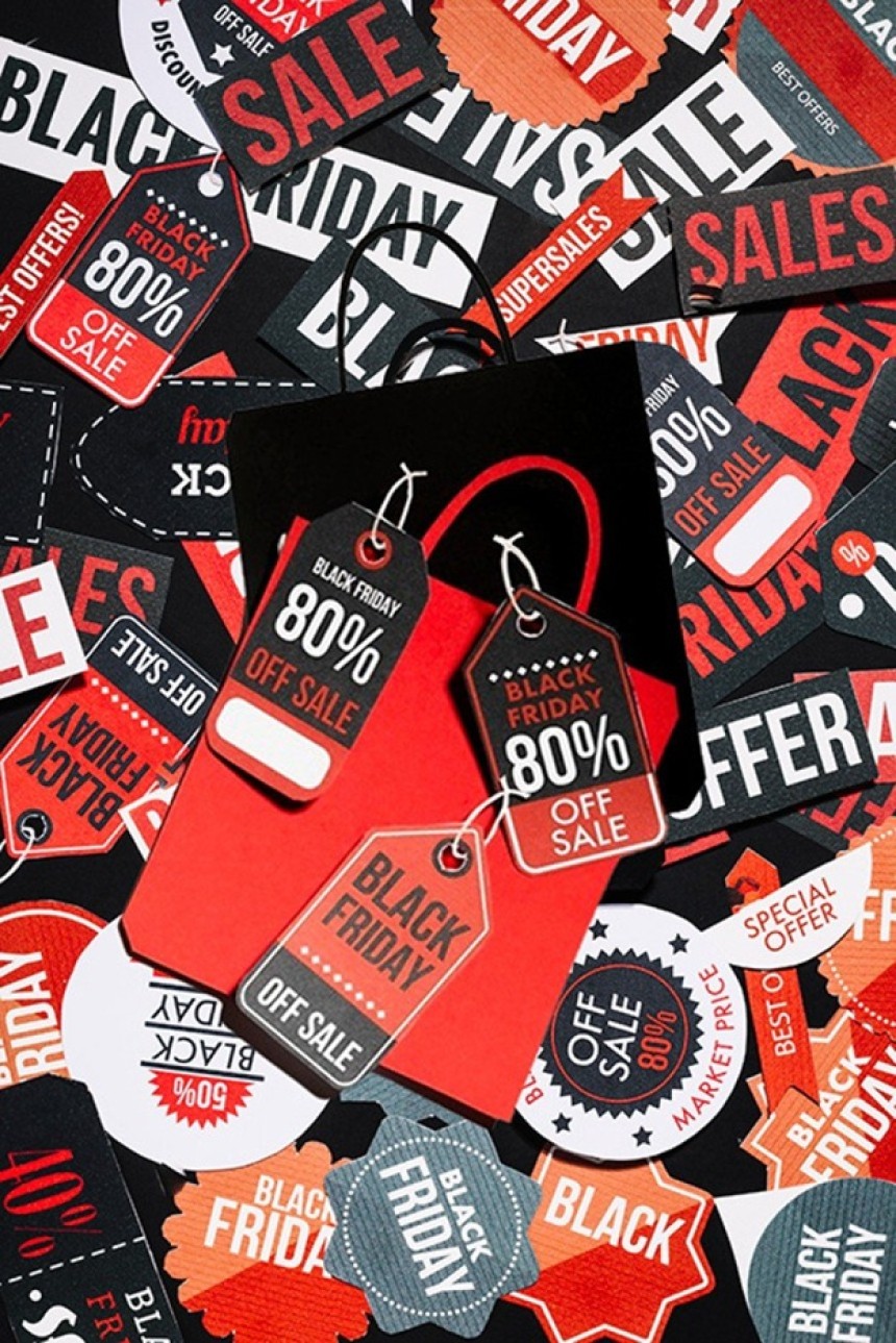Wiele etykiet i zawieszek z napisami Black Friday, SALE, OFF SALE, oraz informacjami o zniżkach, największa etykieta wskazuje 80% rabatu