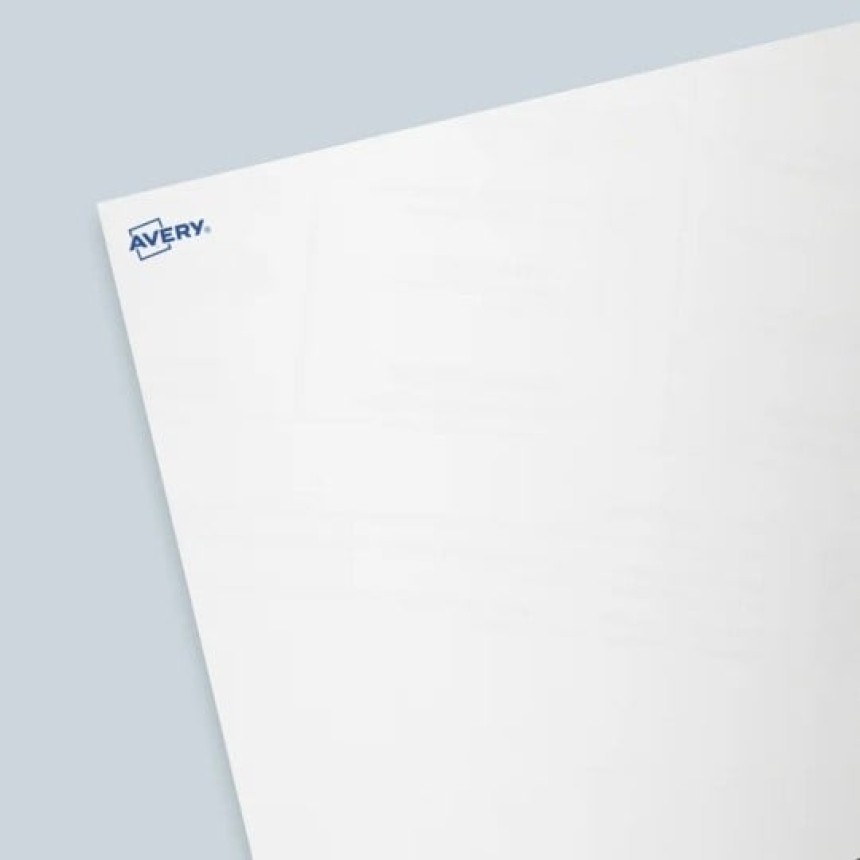 Biały, pusty arkusz papieru z logo „Avery” w lewym górnym rogu, na jasnoszarym tle