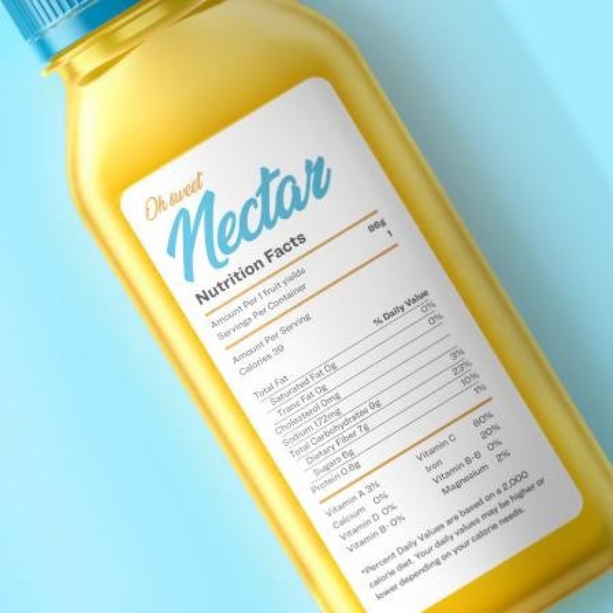 Żółta butelka napoju „Oh sweet Nectar” z widoczną tabelą Nutrition Facts — przykład rozmieszczenia informacji żywieniowych na etykiecie.