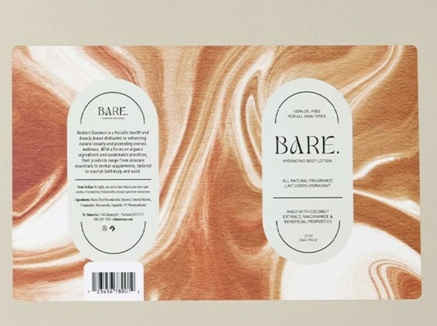 Na tle marmurkowym w odcieniach brązu i bieli znajduje się prostokątna etykieta do balsamu do ciała „BARE”. Etykieta ma jasne, wydzielone pola z informacją o produkcie, składnikach i kodzie kreskowym oraz napisem „HYDRATING BODY LOTION”.