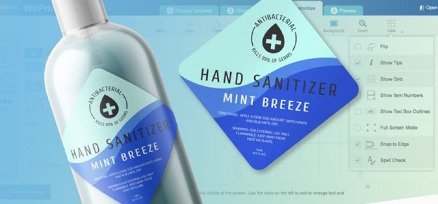 Zdjęcie pokazuje butelkę płynu do dezynfekcji rąk z niebieską etykietą i wyraźnym napisem „Hand Sanitizer Mint Breeze”, a także leżącą obok kwadratową etykietę z tym samym wzorem i informacją „Antibacterial Kills 99% of Germs”.