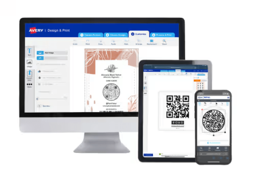 Ekran komputera, tabletu i smartfona pokazujące kreator etykiet Avery Design & Print. Na monitorze widoczny jest projekt etykiety z okrągłym znakiem, na tablecie duży kod QR, a na telefonie okrągły kod QR na etykiecie. Urządzenia prezentują możliwość projektowania i drukowania etykiet z kodami QR na różnych ekranach.