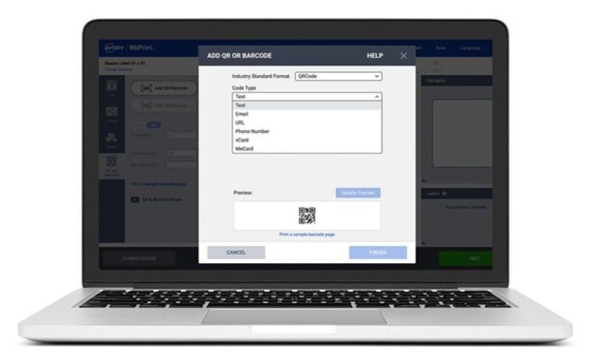 Otwarty laptop z wyświetlonym na ekranie kreatorem etykiet; w centralnym oknie dialogowym użytkownik wybiera typ „QRCode” i rodzaj danych, a pod spodem widać podgląd małego kodu QR