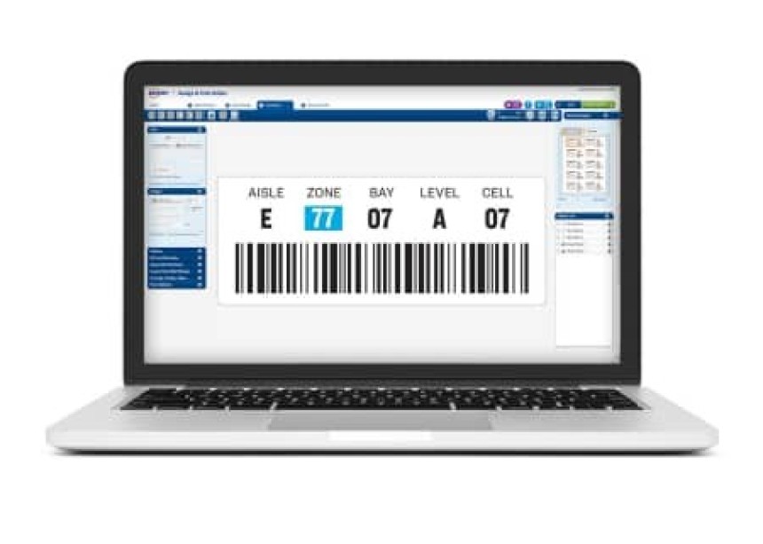 Laptop z otwartym oprogramowaniem do projektowania etykiet; na ekranie widoczna etykieta z oznaczeniami strefy magazynowej i dużym kodem kreskowym.
