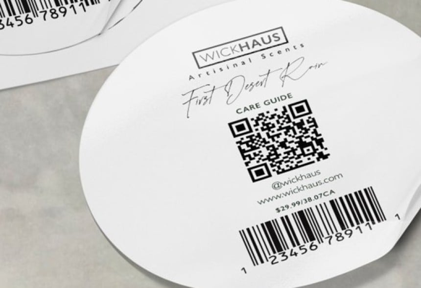 Okrągła biała etykieta z logo „Wickhaus Artisanal Scents”, nazwą zapachu „First Desert Rain”, podpisem „Care Guide”, kodem QR prowadzącym do instrukcji pielęgnacji oraz kodem kreskowym na dole.