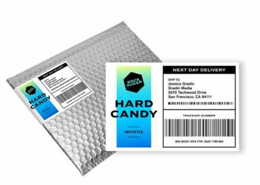 Dwie srebrne koperty bąbelkowe z kolorowymi etykietami wysyłkowymi; etykiety zawierają dane adresowe, nazwę produktu ‘Hard Candy’ oraz kod kreskowy numeru śledzenia.