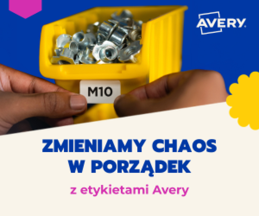 Dłonie naklejają etykietę z oznaczeniem "M10" na żółty pojemnik warsztatowy pełen metalowych części. Baner reklamowy Avery z hasłem: Zmieniamy chaos w porządek z etykietami Avery.