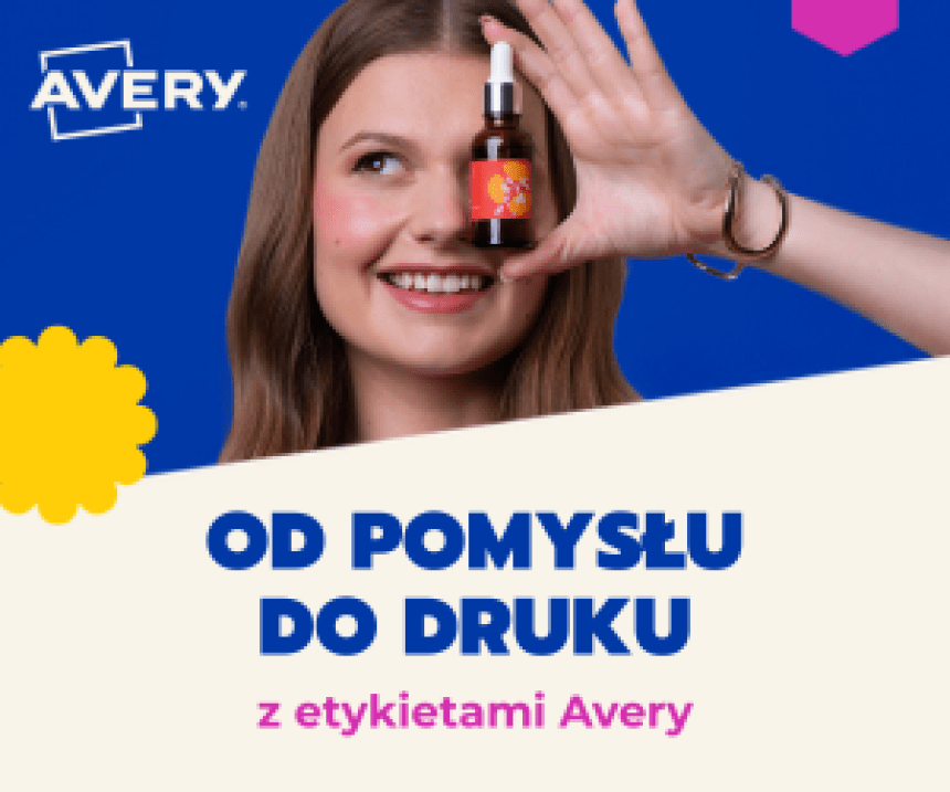 Uśmiechnięta kobieta trzyma buteleczkę kosmetyku z kolorową etykietą, zasłaniając nią oko. Baner reklamowy Avery z hasłem: Od pomysłu do druku z etykietami Avery.