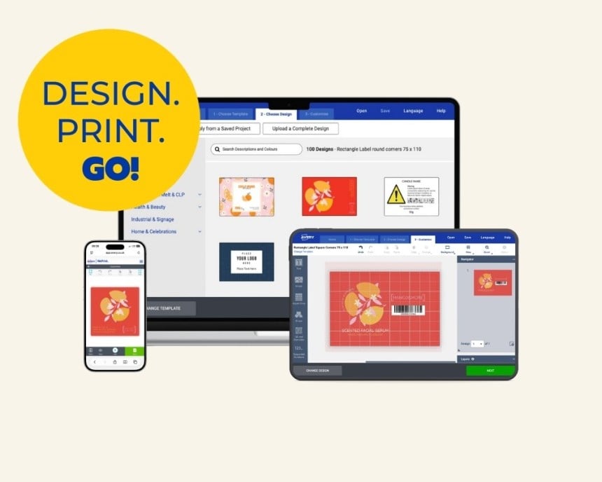 Grafika promocyjna pokazująca program do projektowania etykiet na laptopie i smartfonie. Na ekranach widać różne etapy tworzenia projektu. Z boku widnieje żółte koło z napisem "DESIGN. PRINT. GO!".