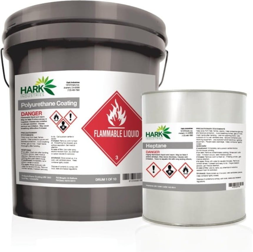 Dwa opakowania produktów chemicznych: szare wiadro z powłoką poliuretanową i metalowa puszka z heptanem. Oba produkty mają etykiety ostrzegawcze z piktogramami GHS, w tym symbolem łatwopalności.